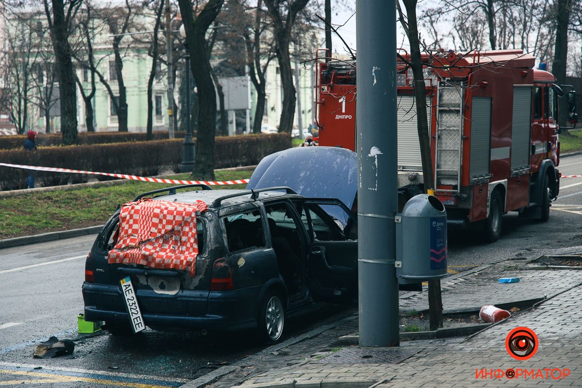 Автомобиль оперативно потушили Автомобиль оперативно потушили