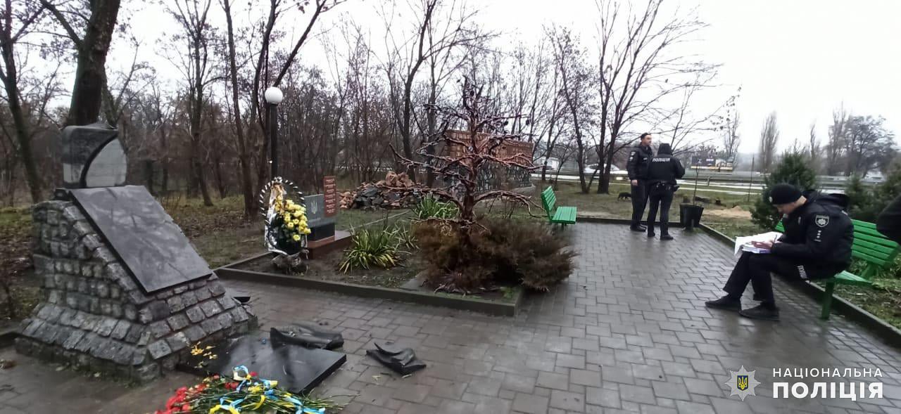 У Миколаївській області розмалювали меморіал Героям Небесної Сотні та воїнам АТО 1