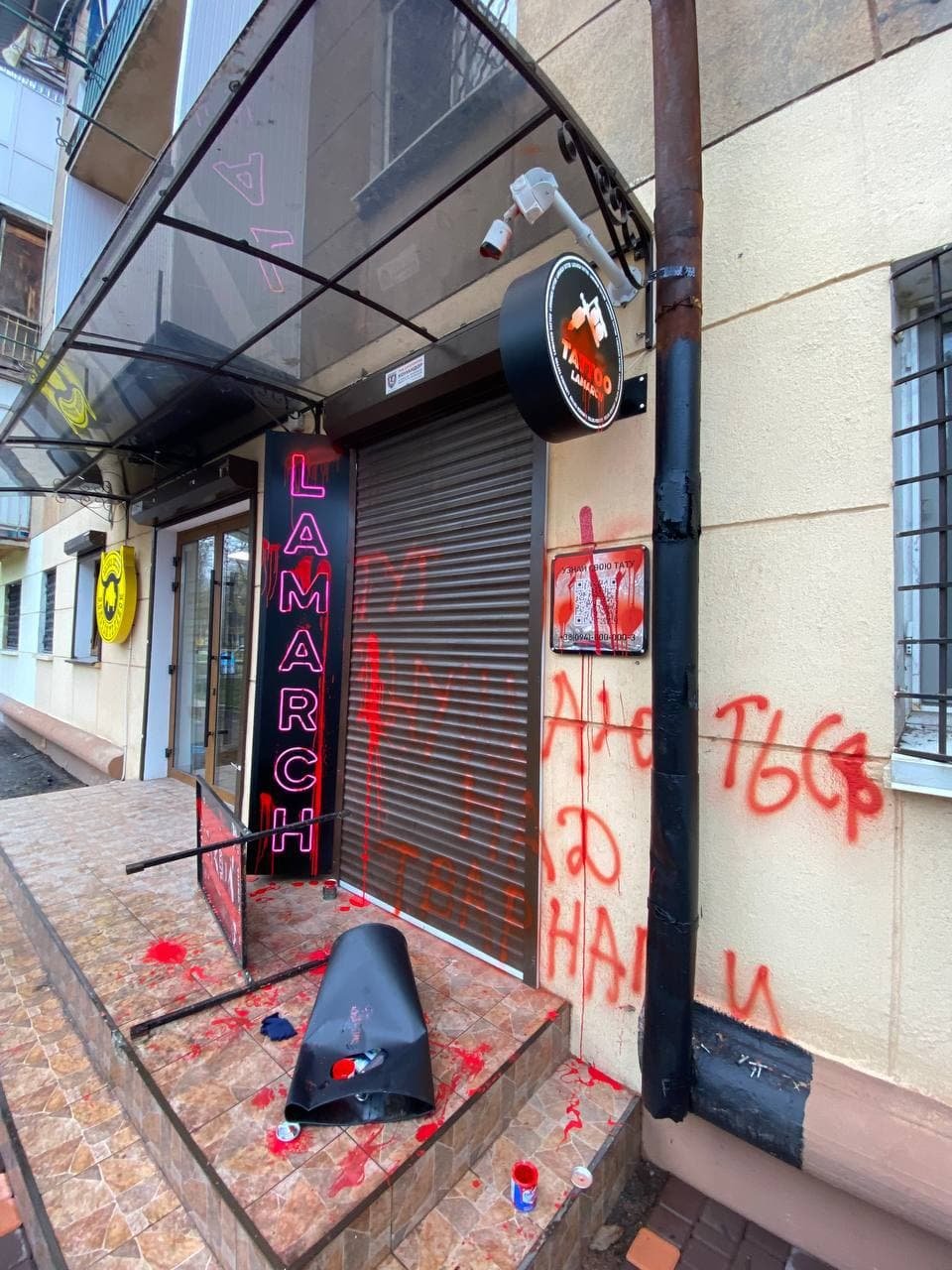 «Здесь издеваются над животными»: тату-салон «Ламарч» в Одессе облили краской из-за скандала 1