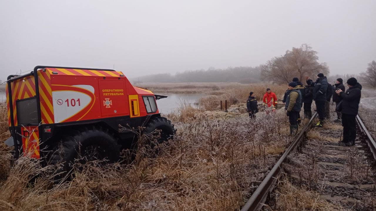 В Житомирской области супруги ушли на рыбалку и пропали: спасатели нашли пустую лодку 1