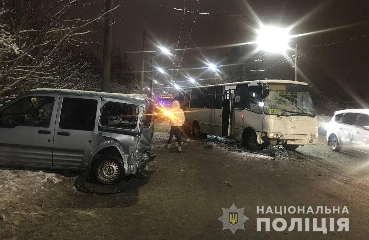Автобус столкнулся с микроавтобусом Ford Transit