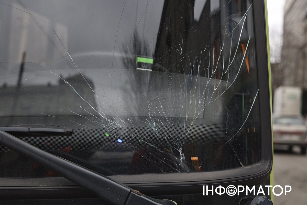 В Днепре автобус насмерть сбил женщину, которая пыталась перебежать через дорогу: видео момента 2