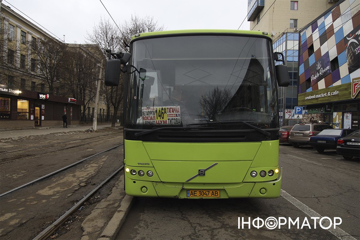 В Днепре автобус насмерть сбил женщину, которая пыталась перебежать через дорогу: видео момента 3