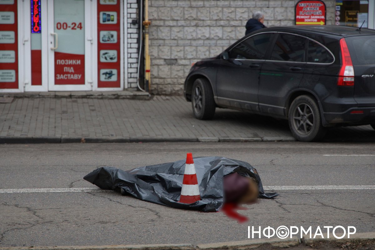 В Днепре автобус насмерть сбил женщину, которая пыталась перебежать через дорогу: видео момента 1