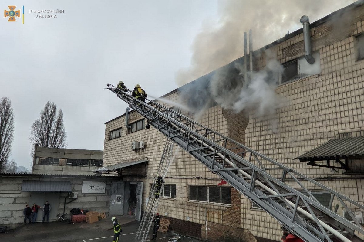 Пожежа на складі косметики у Києві: фото та відео з місця події 1