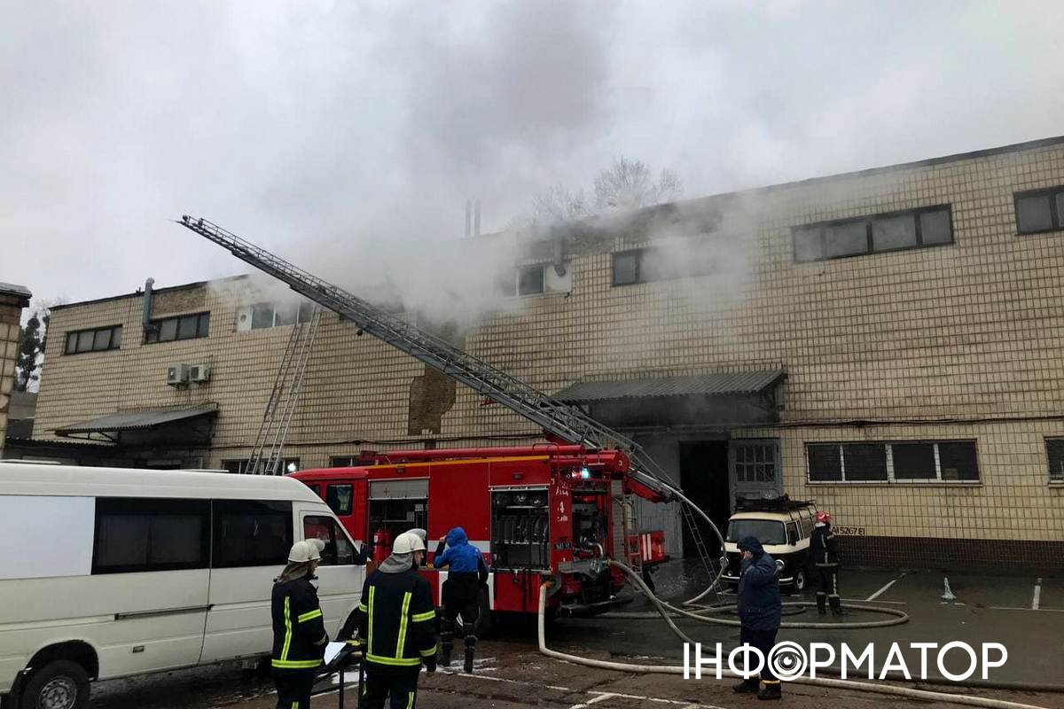 Пожежа на складі косметики у Києві: фото та відео з місця події 3
