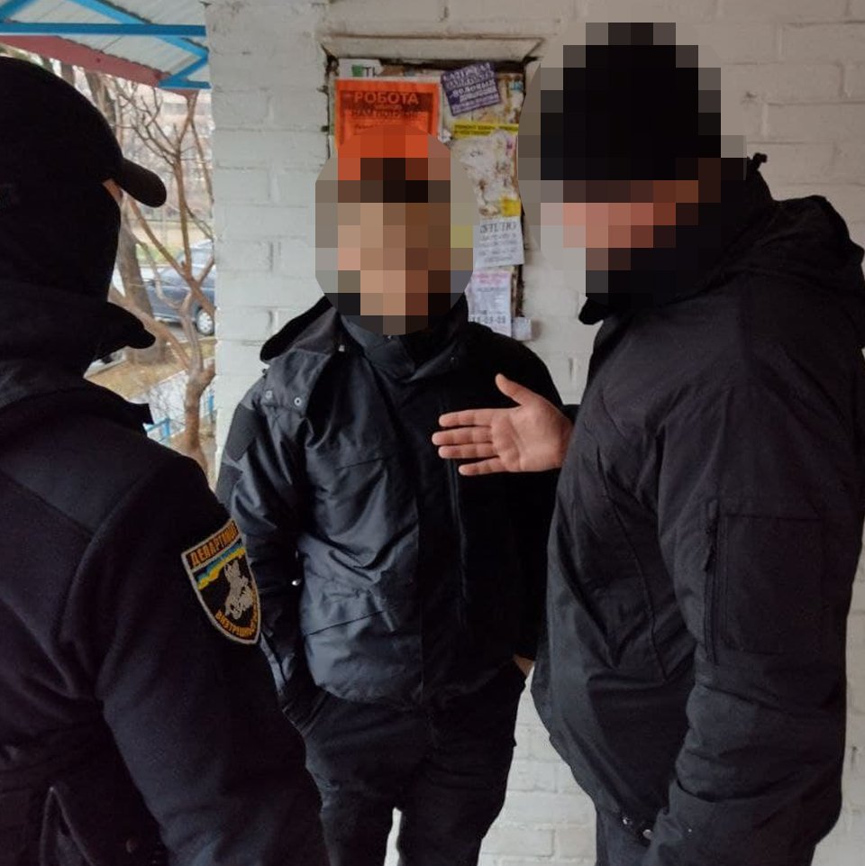 В Киеве медик и полицейский заработали миллион гривен на  «липовых» COVID-сертификатах 5
