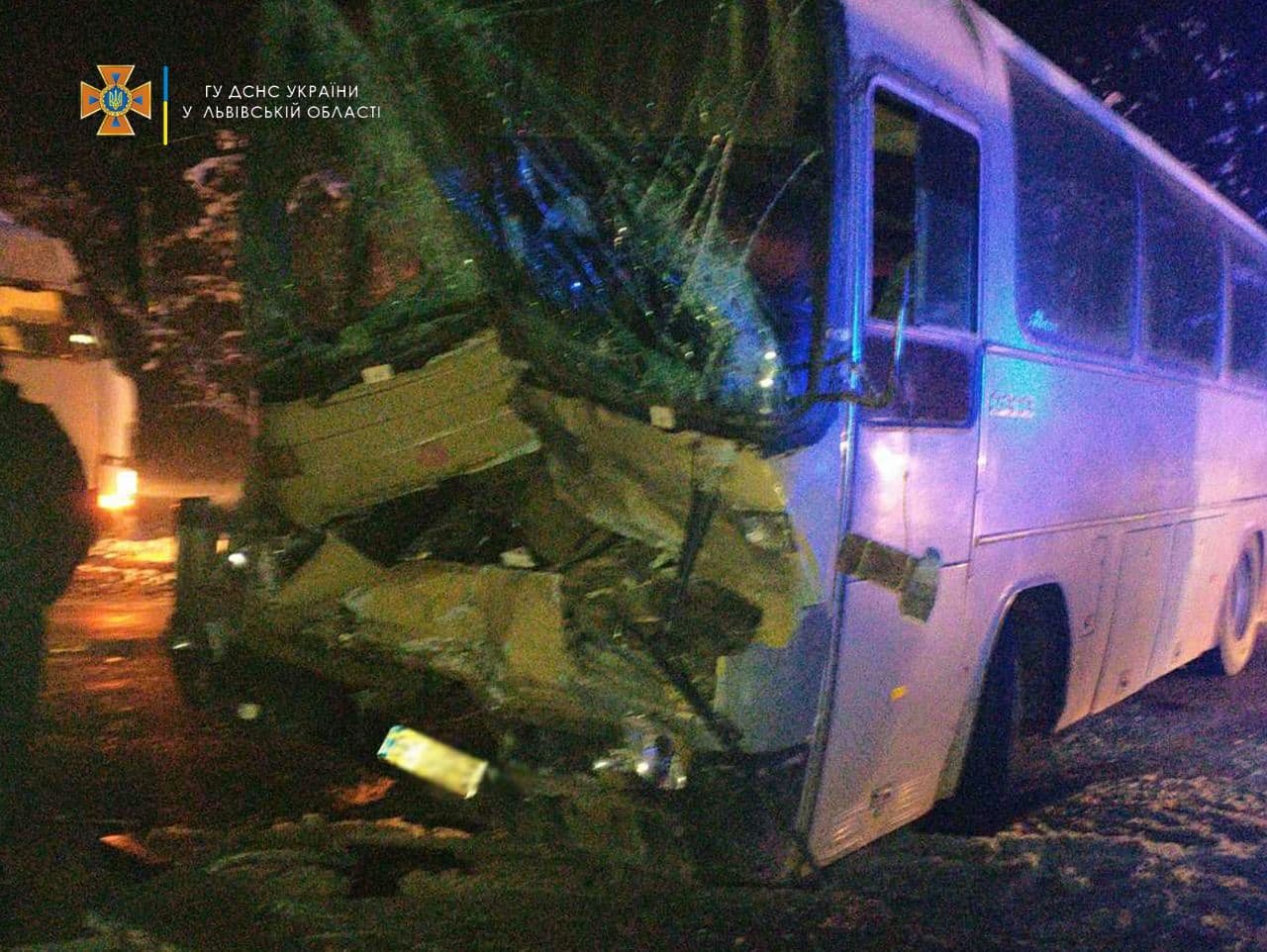 Во Львовской области автобус столкнулся с грузовиком: пострадали 7 человек, водителя зажало в салоне 2