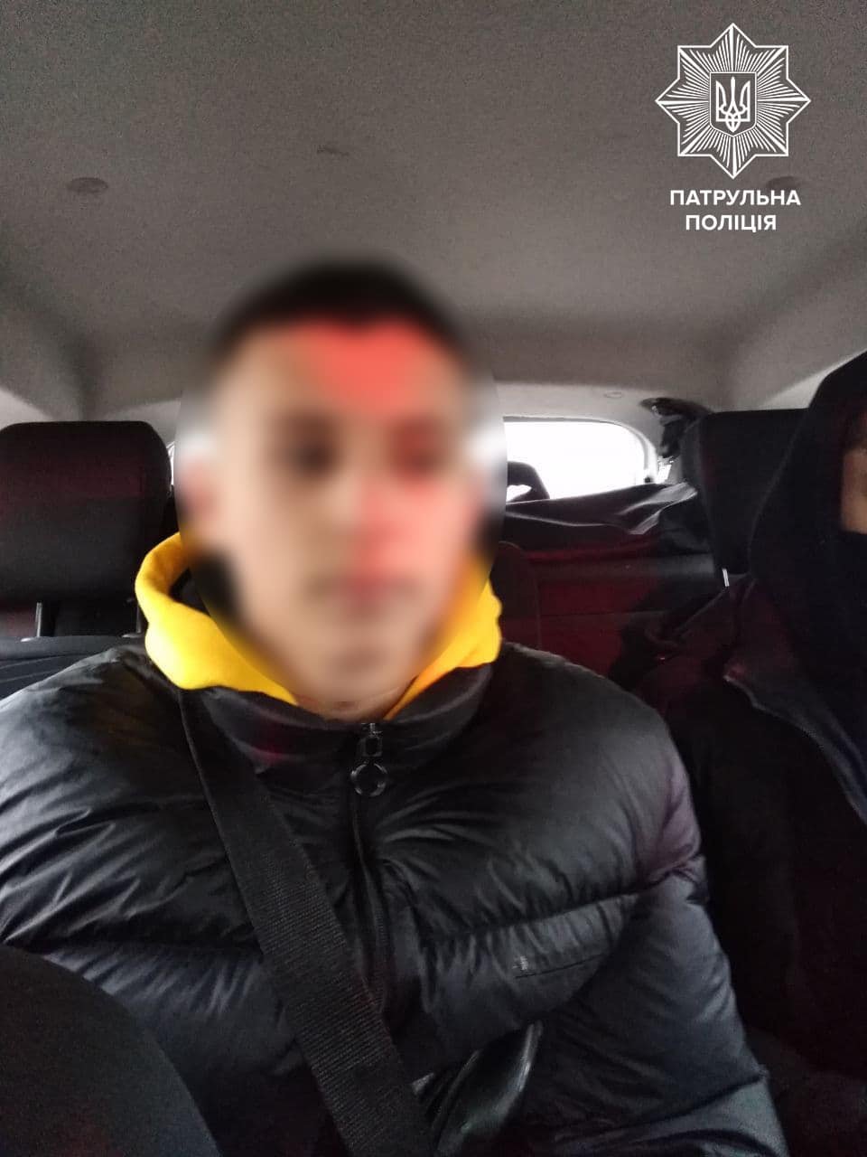 В Луцке подросток на Renault устроил погоню с полицией и въехал в толпу людей на переходе: 5 человек в больнице 3