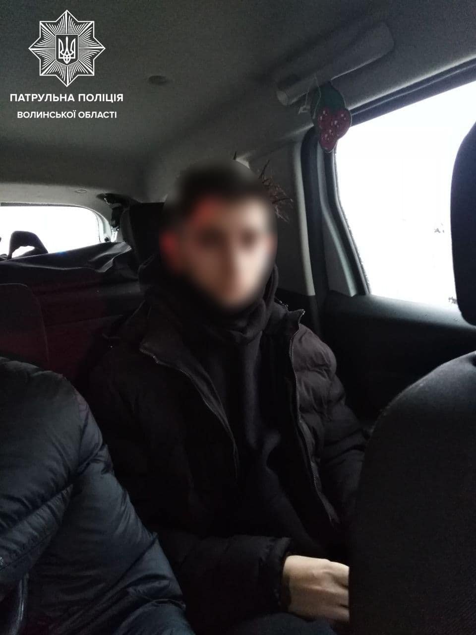 В Луцке подросток на Renault устроил погоню с полицией и въехал в толпу людей на переходе: 5 человек в больнице 1