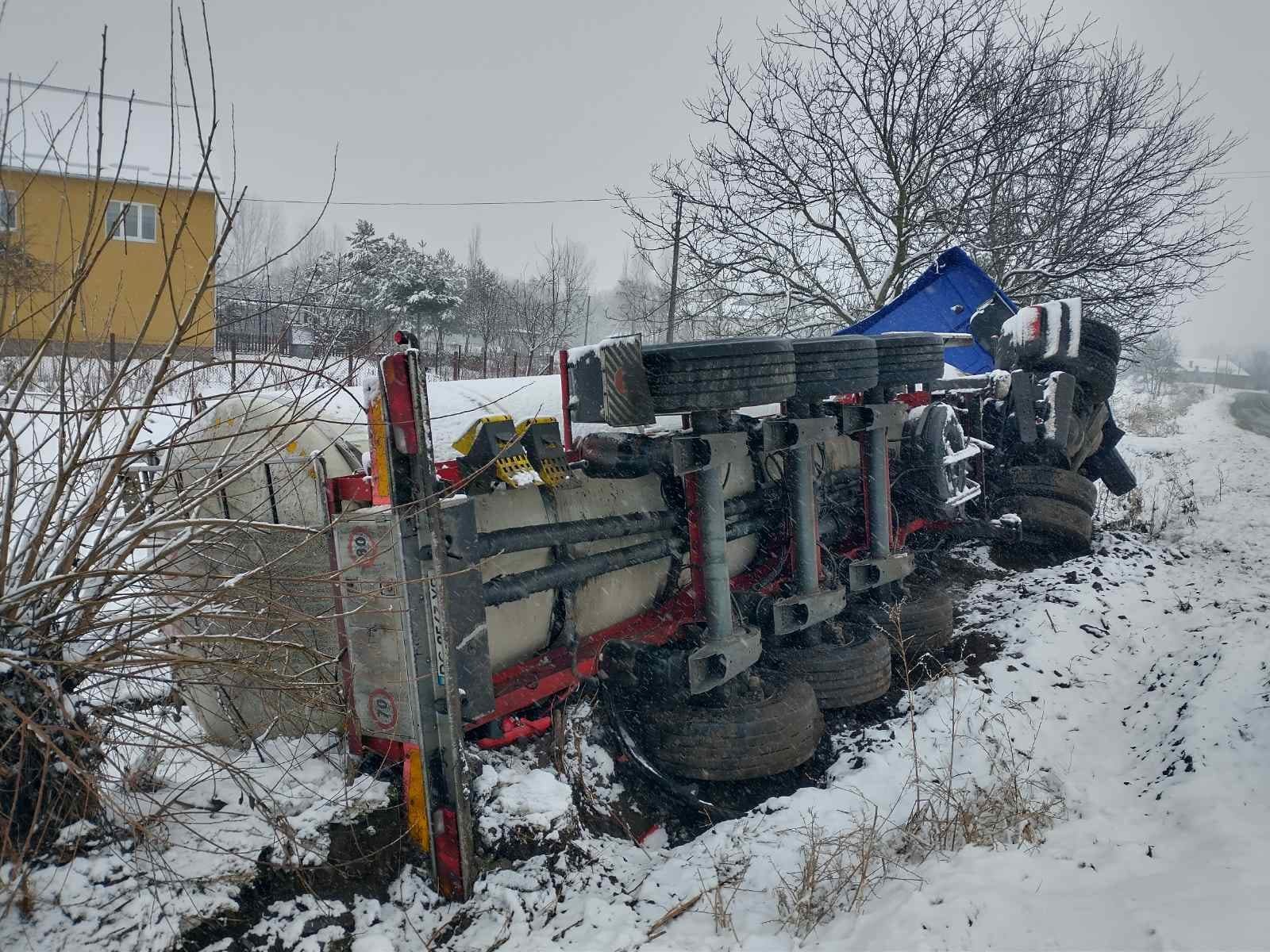 Во Львовской области перевернулся грузовик с глицерином: у водителя обморожение ног 3