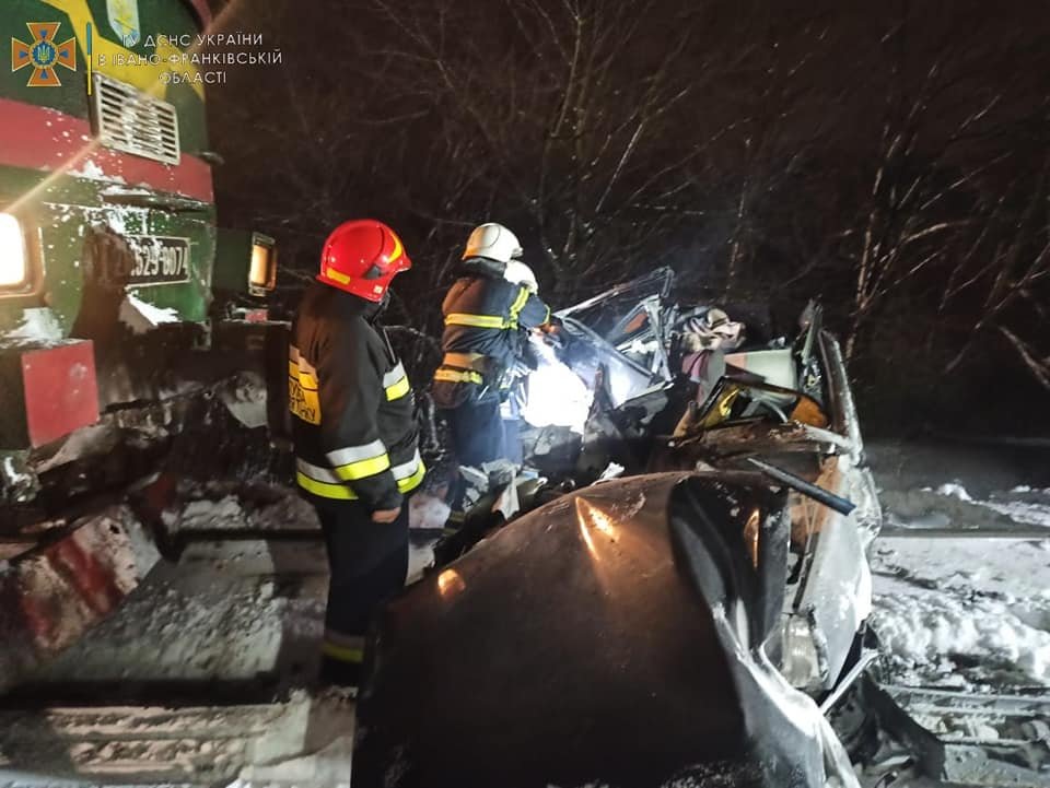В Івано-Франківській області пасажирський потяг збив ВАЗ: двоє людей загинули 3
