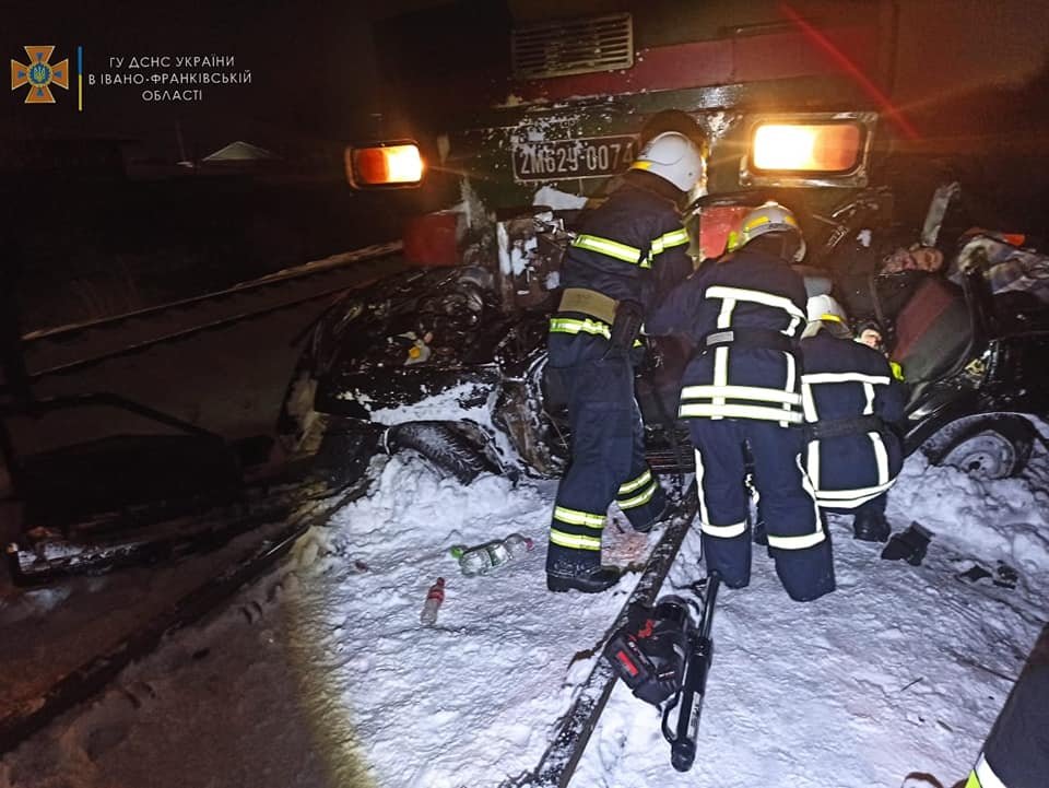 В Івано-Франківській області пасажирський потяг збив ВАЗ: двоє людей загинули 1