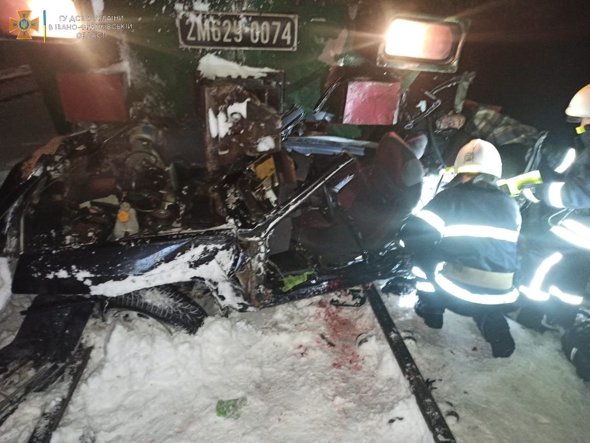 В Івано-Франківській області пасажирський потяг збив ВАЗ: двоє людей загинули 2
