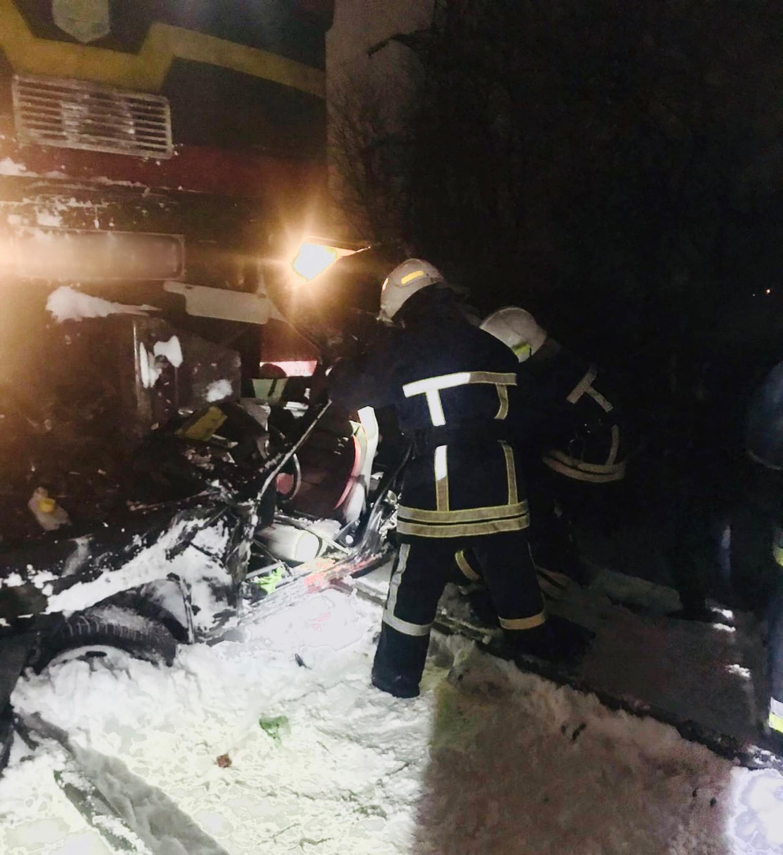 В Івано-Франківській області пасажирський потяг збив ВАЗ: двоє людей загинули 5