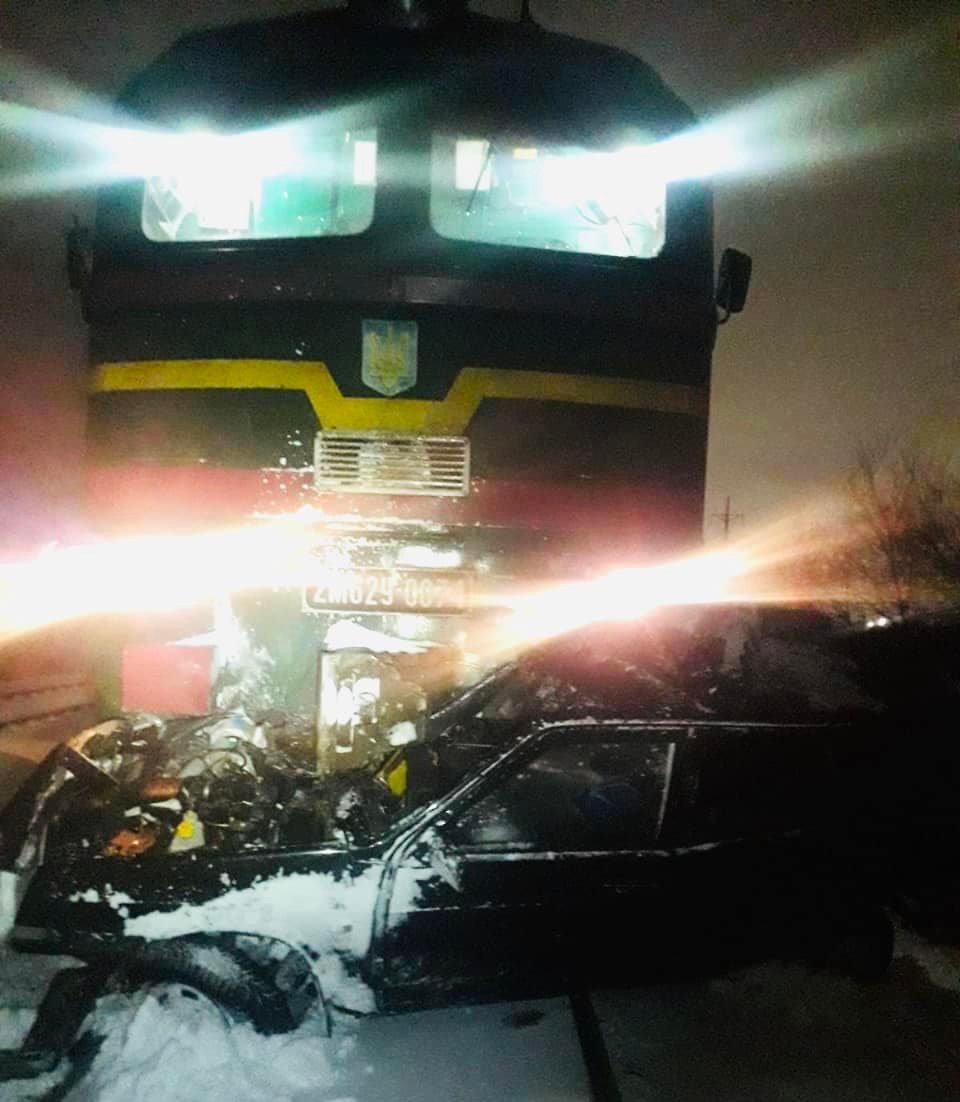В Івано-Франківській області пасажирський потяг збив ВАЗ: двоє людей загинули 7