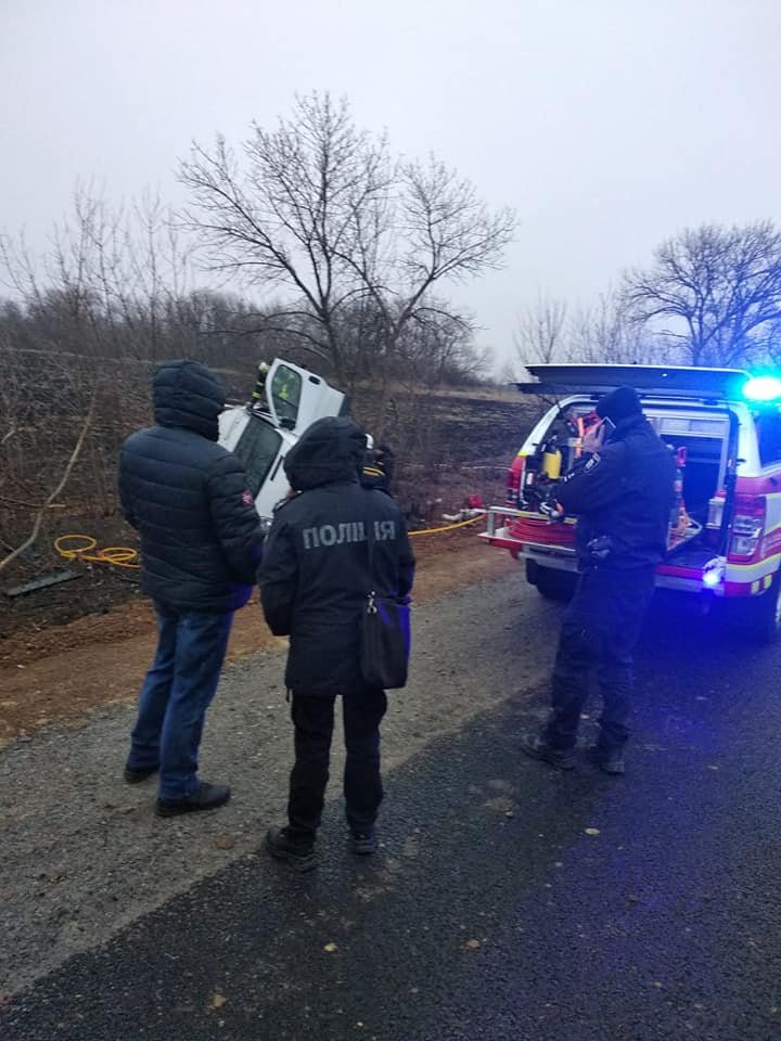 На трасі на Луганщині мікроавтобус з пасажирами вилетів у кювет: є загиблі 1