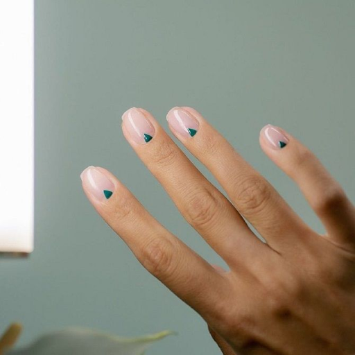 Новорічний манікюр на короткі нігті: топ ідей для свята 19