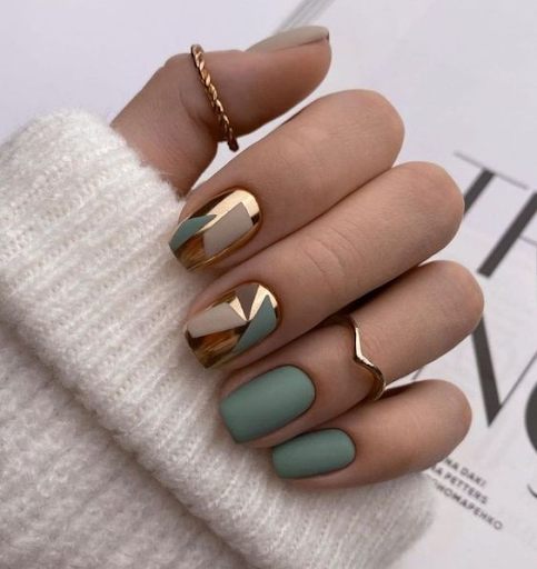 Новогодний маникюр на короткие ногти: топ идей для праздника 24