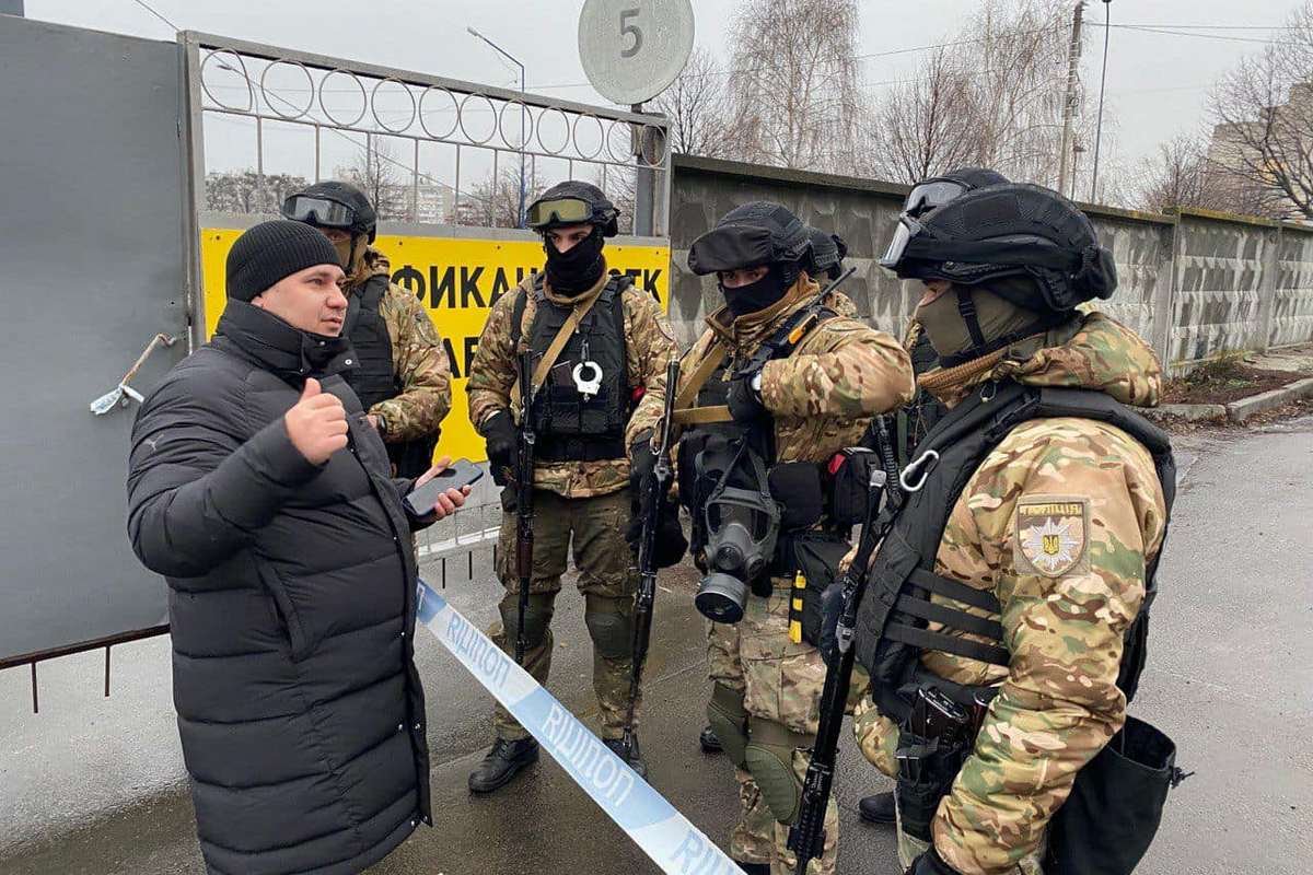 На место направили спецподразделение КОРД