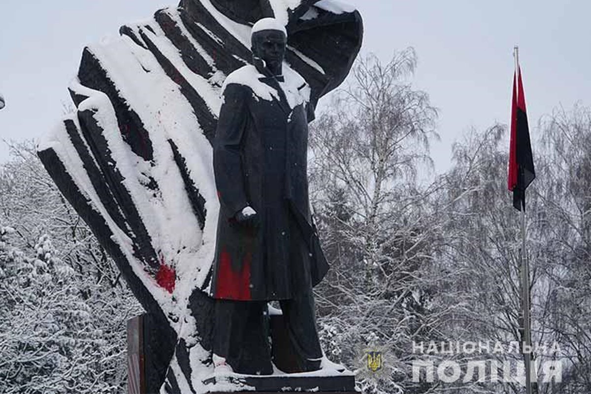 У Тернополі хлопець закидав пам'ятник Степану Бандері червоною фарбою: відео з камер спостереження 1