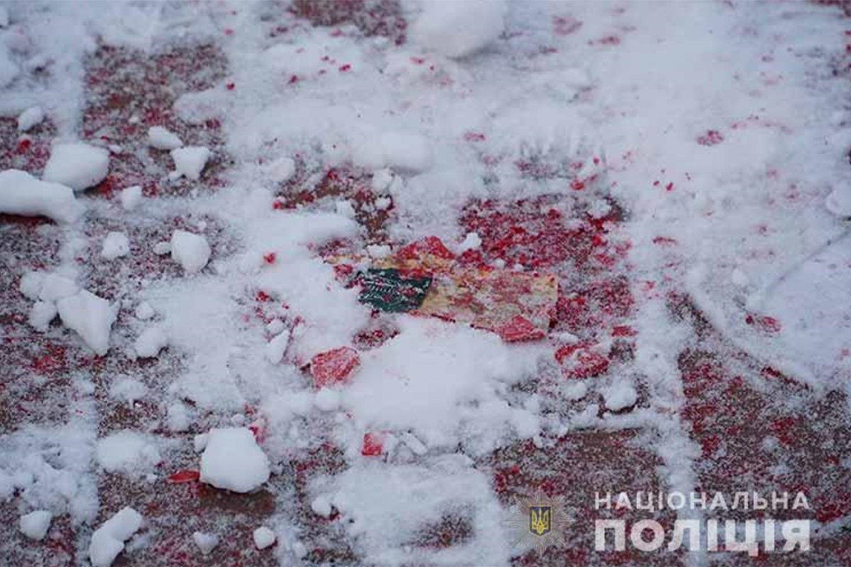 У Тернополі хлопець закидав пам'ятник Степану Бандері червоною фарбою: відео з камер спостереження 2
