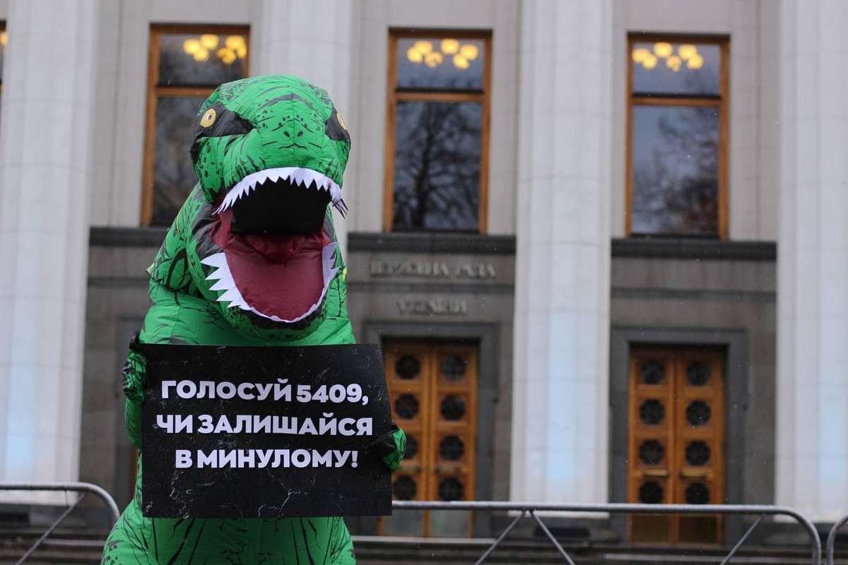 Динозавр призвал голосовать за законопроект Динозавр призвал голосовать за законопроект