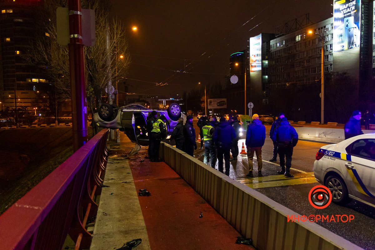 У Дніпрі на мості перекинувся легковик: одна дівчина вилетіла із салону, друга - загинула. З'явилося відео моменту 1