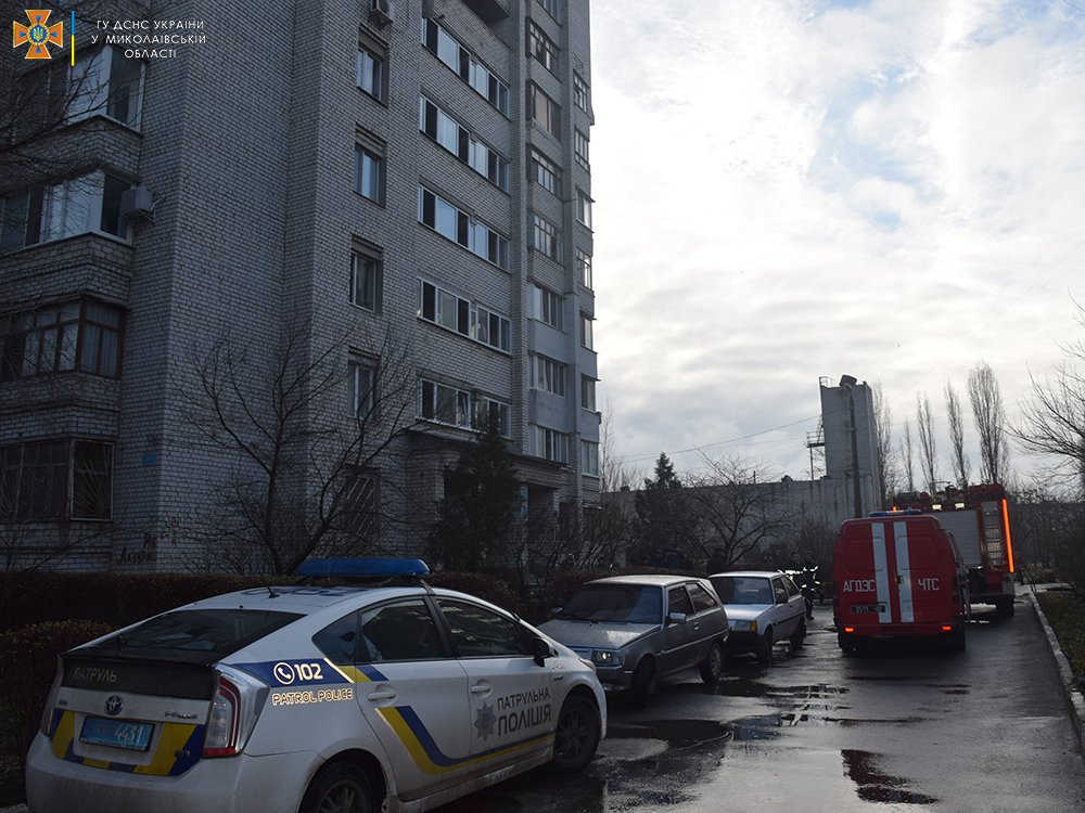 Пожар в многоэтажке в Николаеве: спасатели дали жильцам свои маски, чтобы вывести их на воздух 1