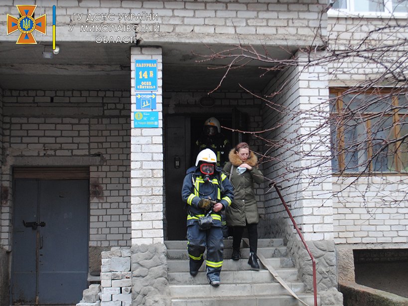 Пожар в многоэтажке в Николаеве: спасатели дали жильцам свои маски, чтобы вывести их на воздух 4