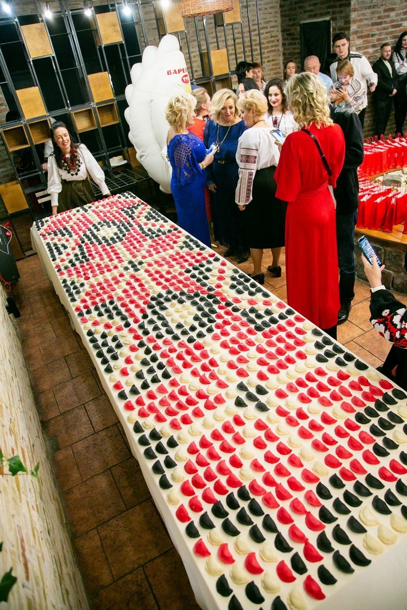 У Львові приготували 4-метровий рушник із різнокольорових вареників: він потрапив до Книги Рекордів України 1