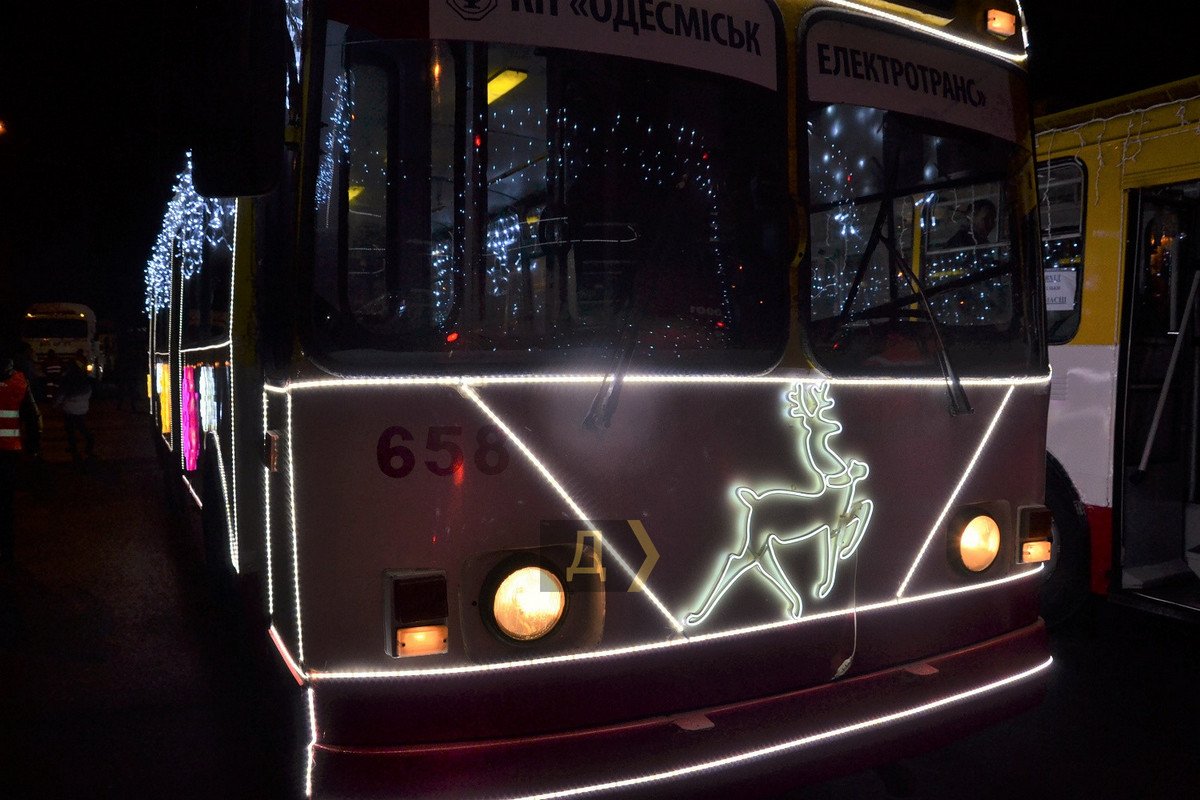 В гирляндах, снежинках, оленятах и звёздочках: в Одессе прошёл новогодний парад троллейбусов 2
