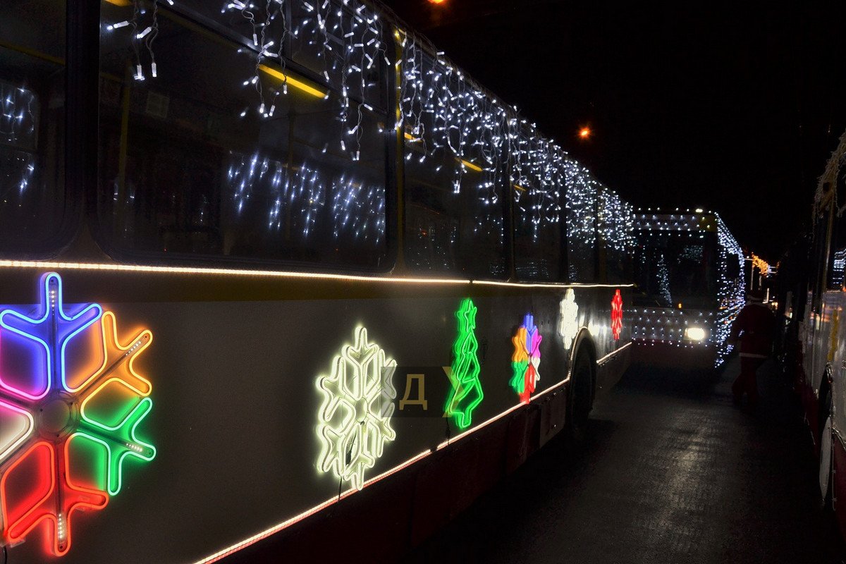В гирляндах, снежинках, оленятах и звёздочках: в Одессе прошёл новогодний парад троллейбусов 3