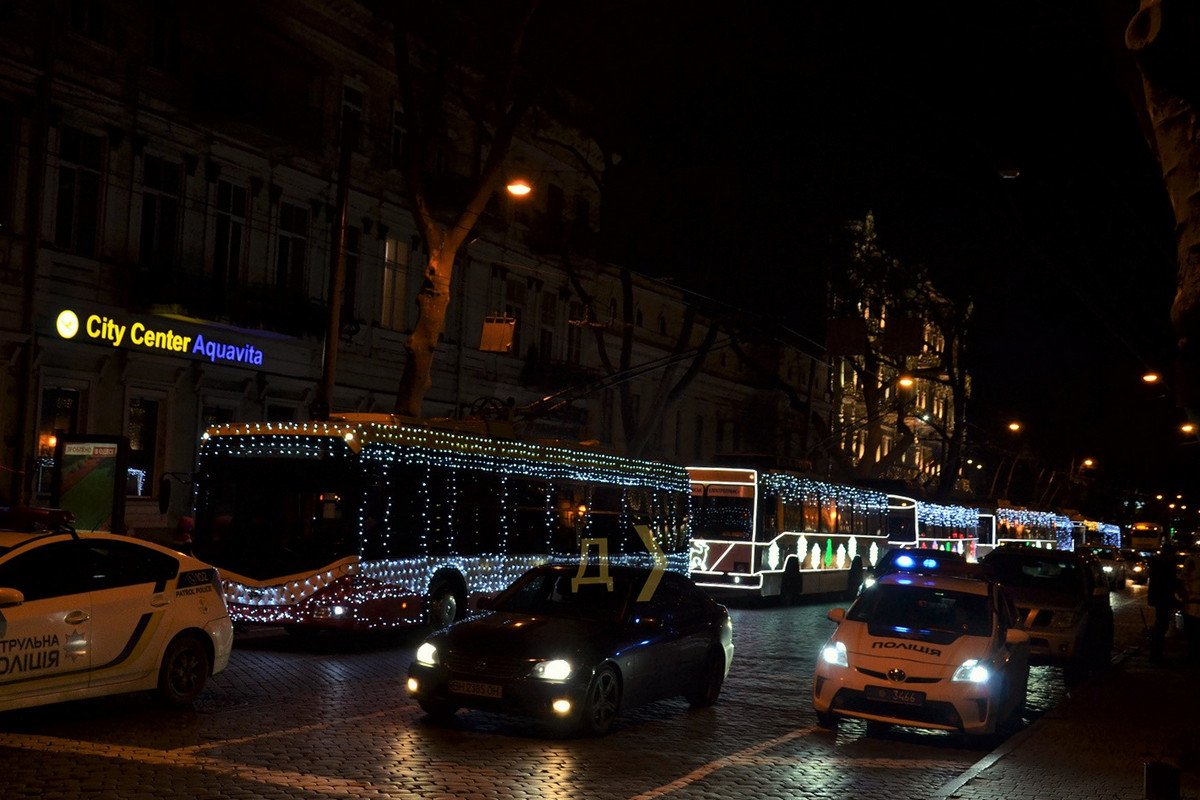 В гирляндах, снежинках, оленятах и звёздочках: в Одессе прошёл новогодний парад троллейбусов 5