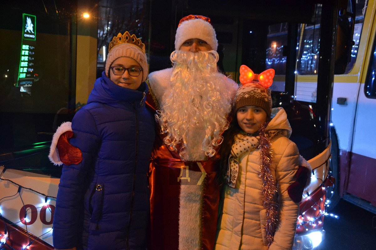 В гирляндах, снежинках, оленятах и звёздочках: в Одессе прошёл новогодний парад троллейбусов 7