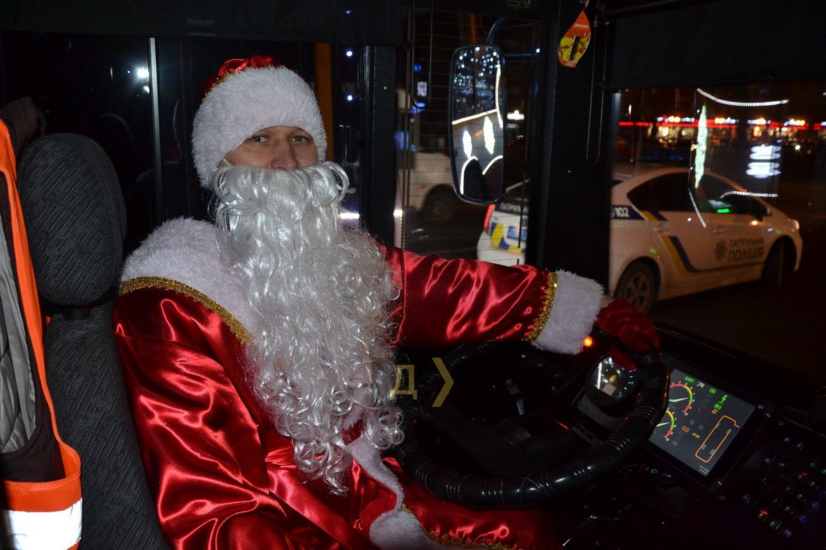 В гирляндах, снежинках, оленятах и звёздочках: в Одессе прошёл новогодний парад троллейбусов 4