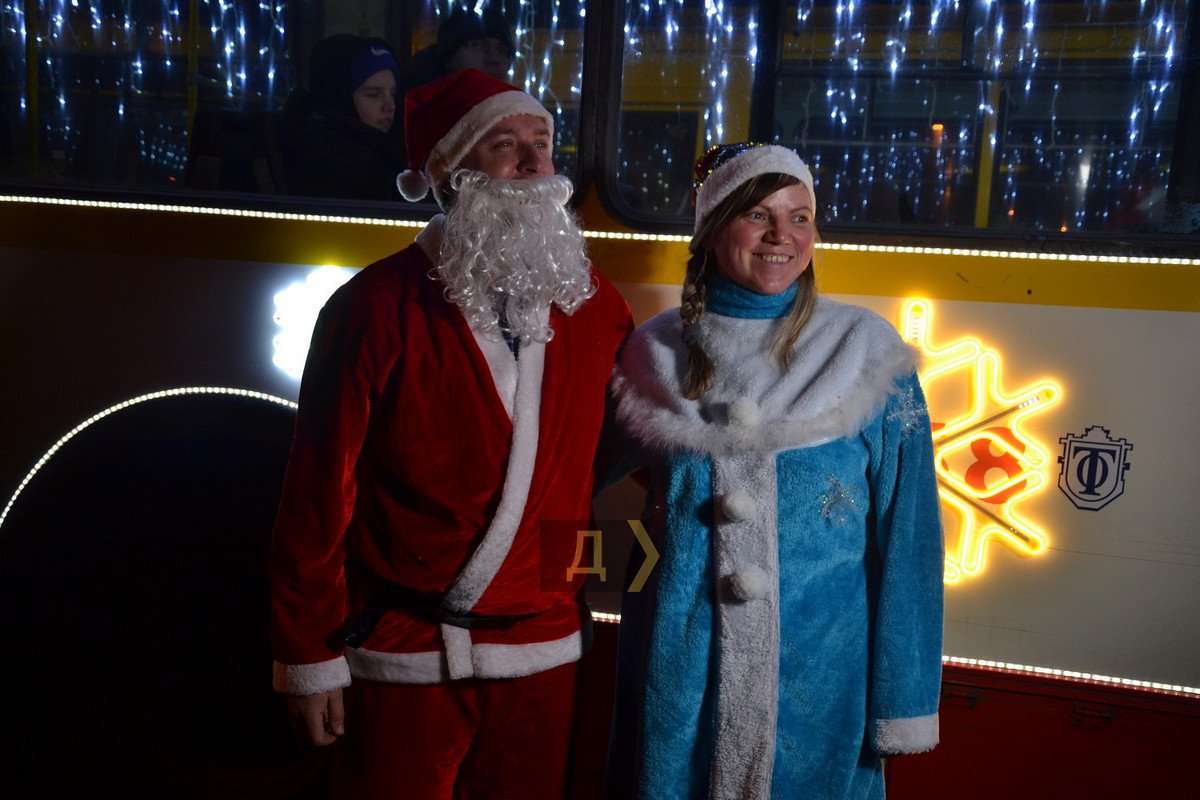 В гирляндах, снежинках, оленятах и звёздочках: в Одессе прошёл новогодний парад троллейбусов 6