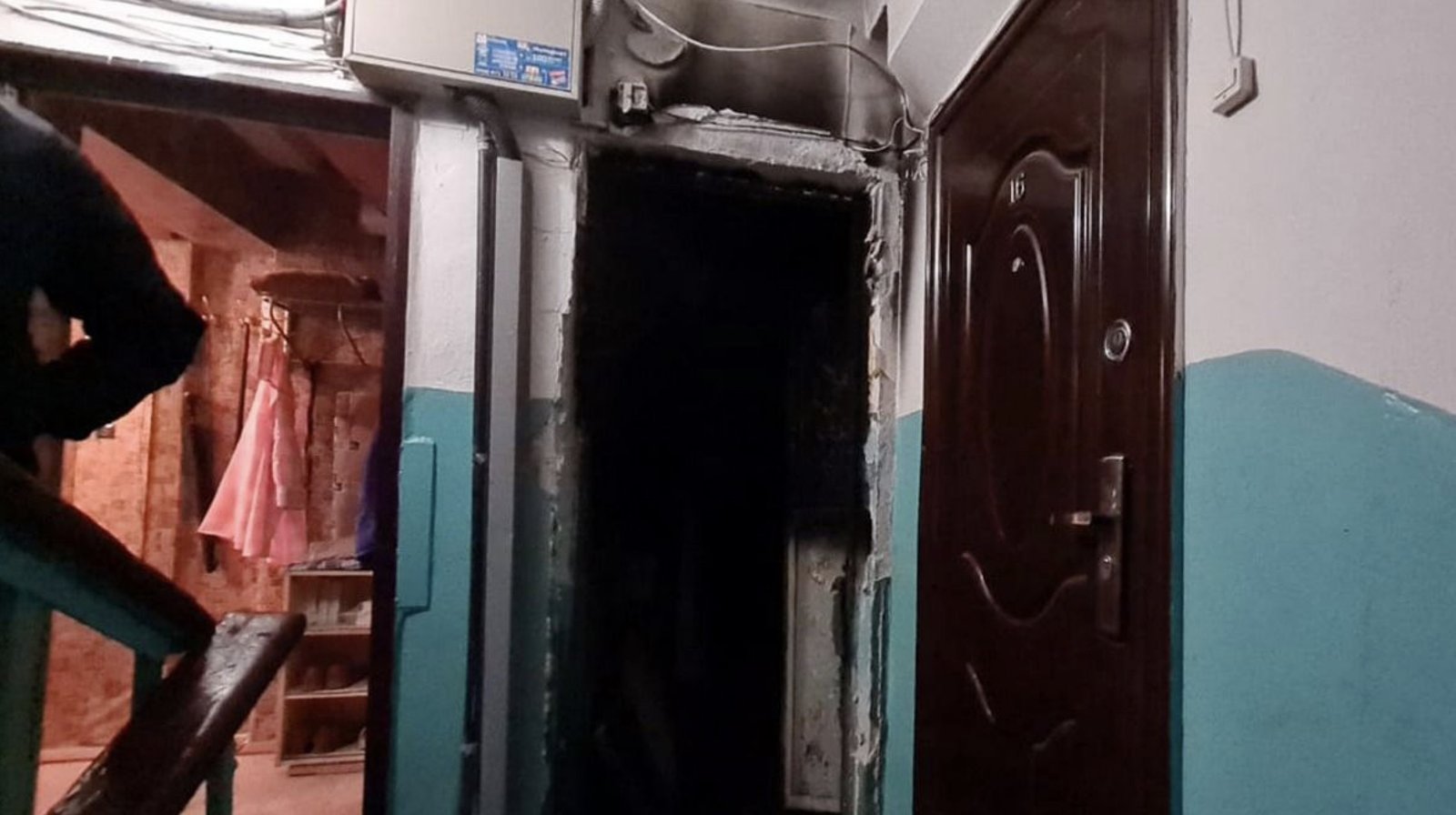 Вибух квартири у Кам'янському: чоловіка з опіками забрала швидка 3