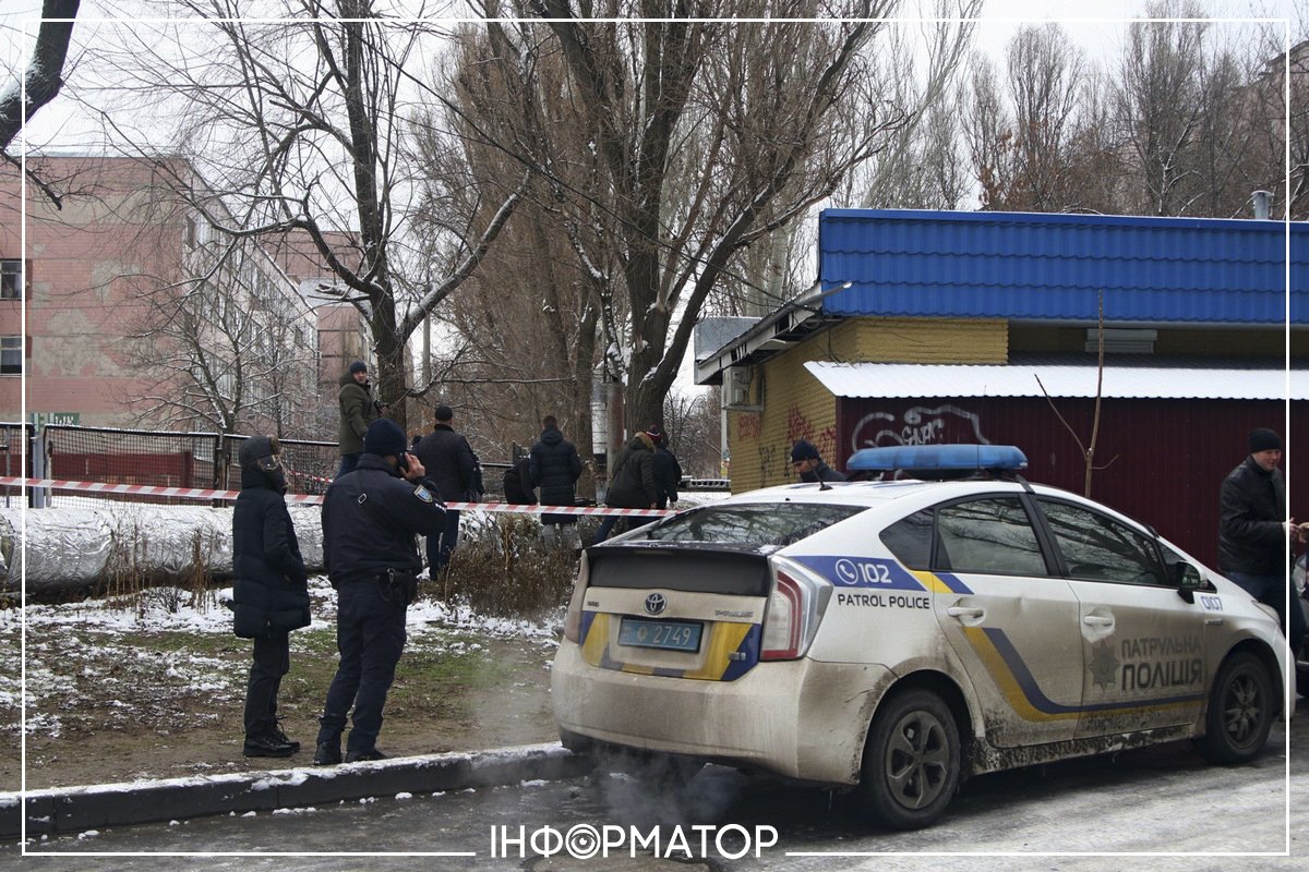 Тела двух бездомных нашли под забором школы Тела двух бездомных нашли под забором школы