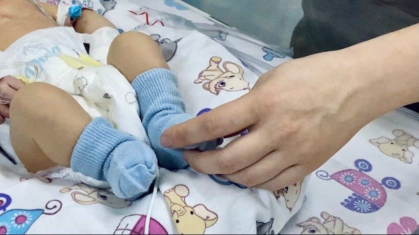 З Ужгорода до Львова вертольотом доставили найменшого пацієнта: у малюка критична вада серця 3