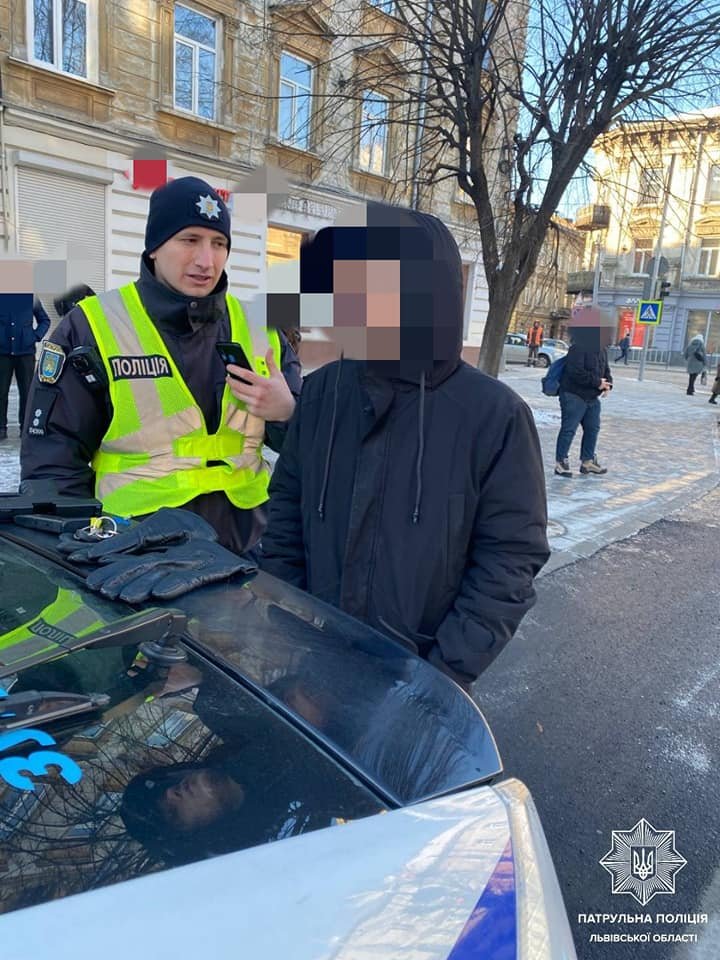 У Львові хлопець прийшов до школи у балаклаві та з пістолетом, щоб вибити гроші у школярів 1