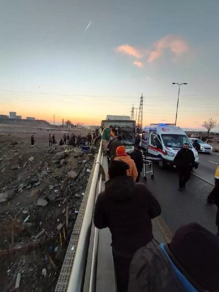 В Анкаре автобус с пассажирами въехал в ограждение: пострадали более 20 человек 3