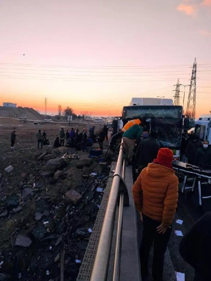 В Анкаре автобус с пассажирами въехал в ограждение: пострадали более 20 человек 2