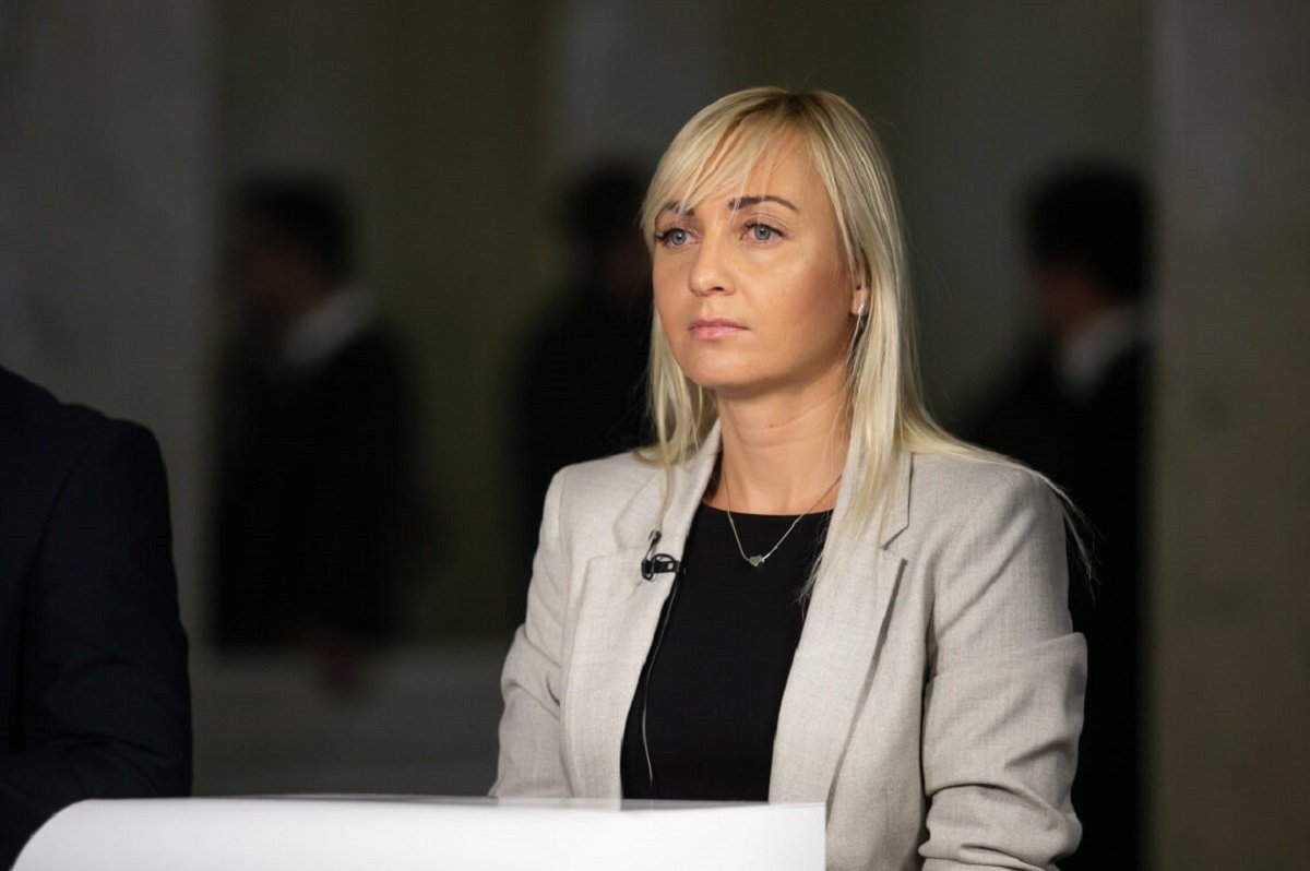 Устинова Устинова