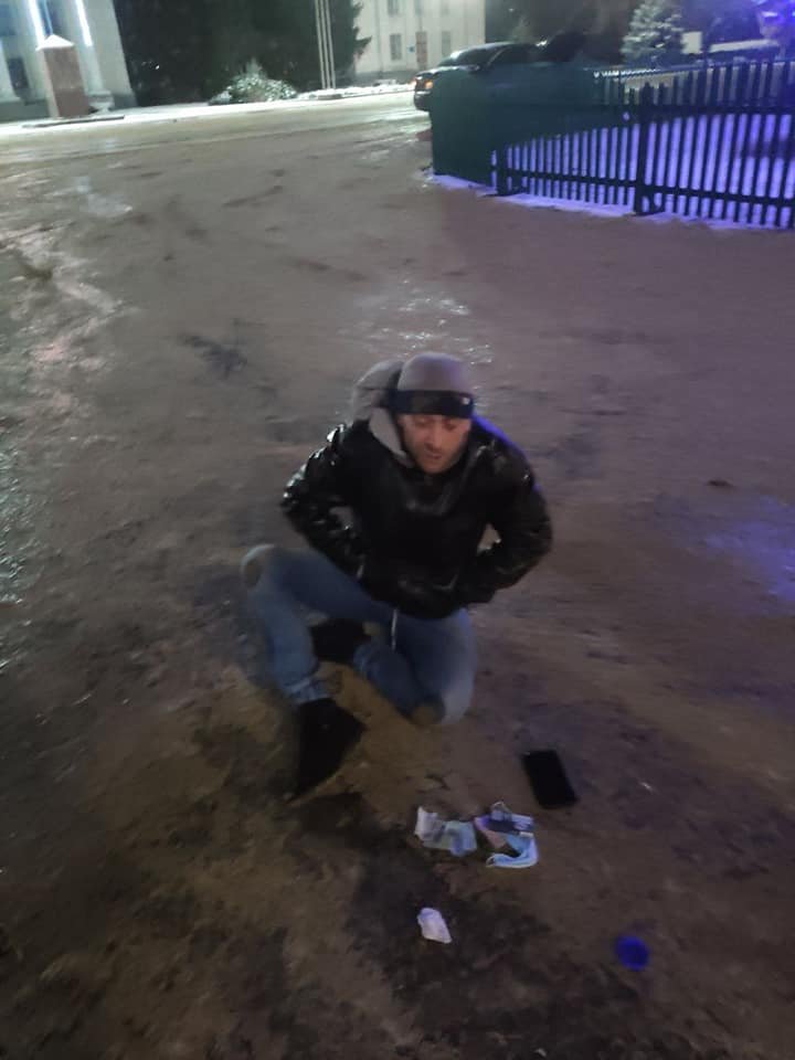 В Новой Каховке мужчины пытались сжечь машину и ёлку на Центральной площади 1