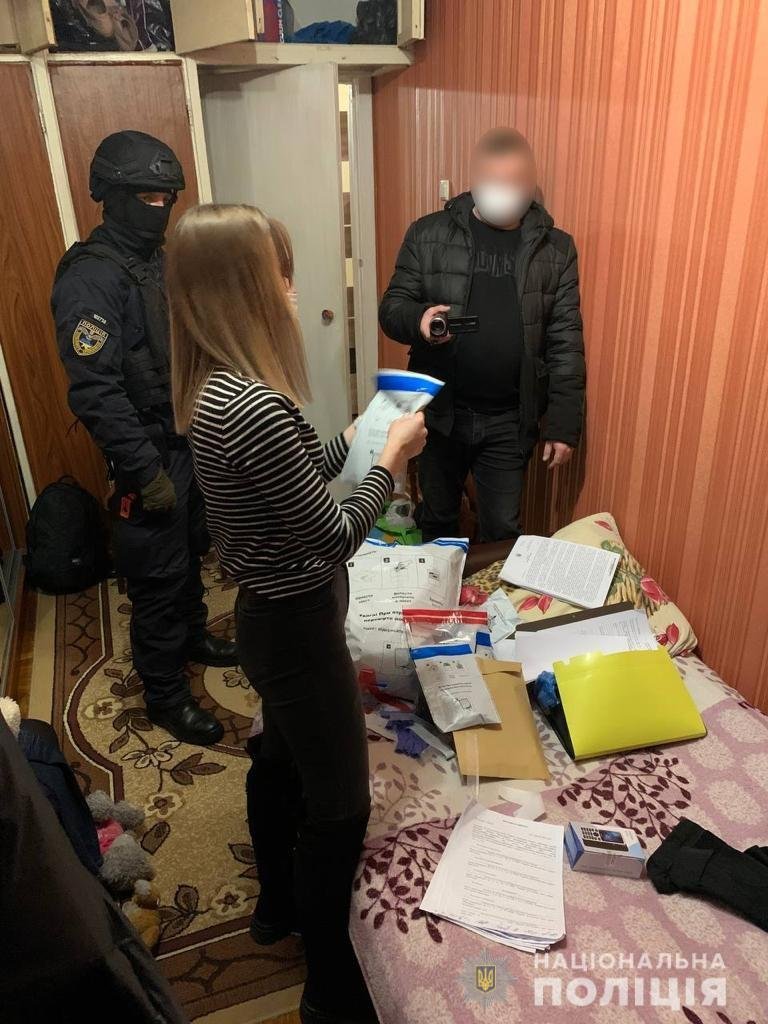 В Киевской области парень решил «проучить» мужчину и бросил в его дом гранату: видео с камер наблюдения 2