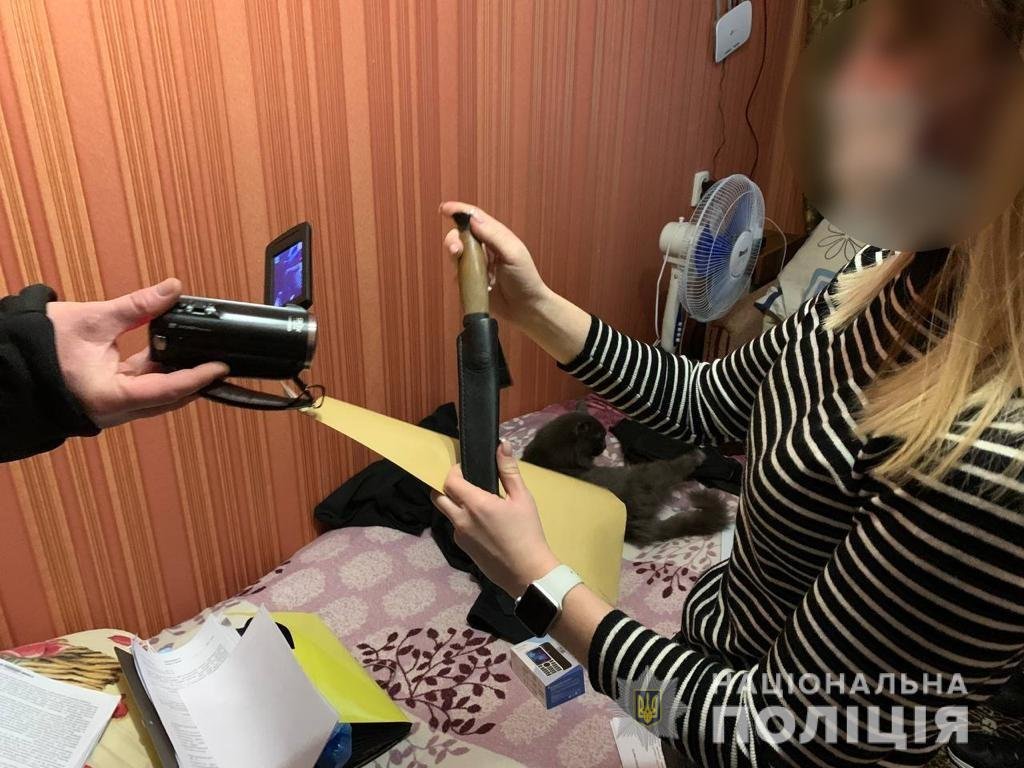 В Киевской области парень решил «проучить» мужчину и бросил в его дом гранату: видео с камер наблюдения 1