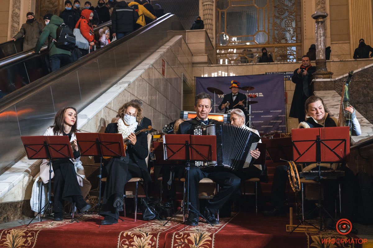 Как выглядит «украденная» ёлка на Центральном вокзале Киева 5