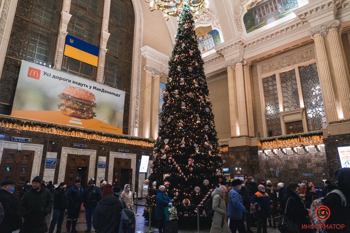 Как выглядит «украденная» ёлка на Центральном вокзале Киева 12