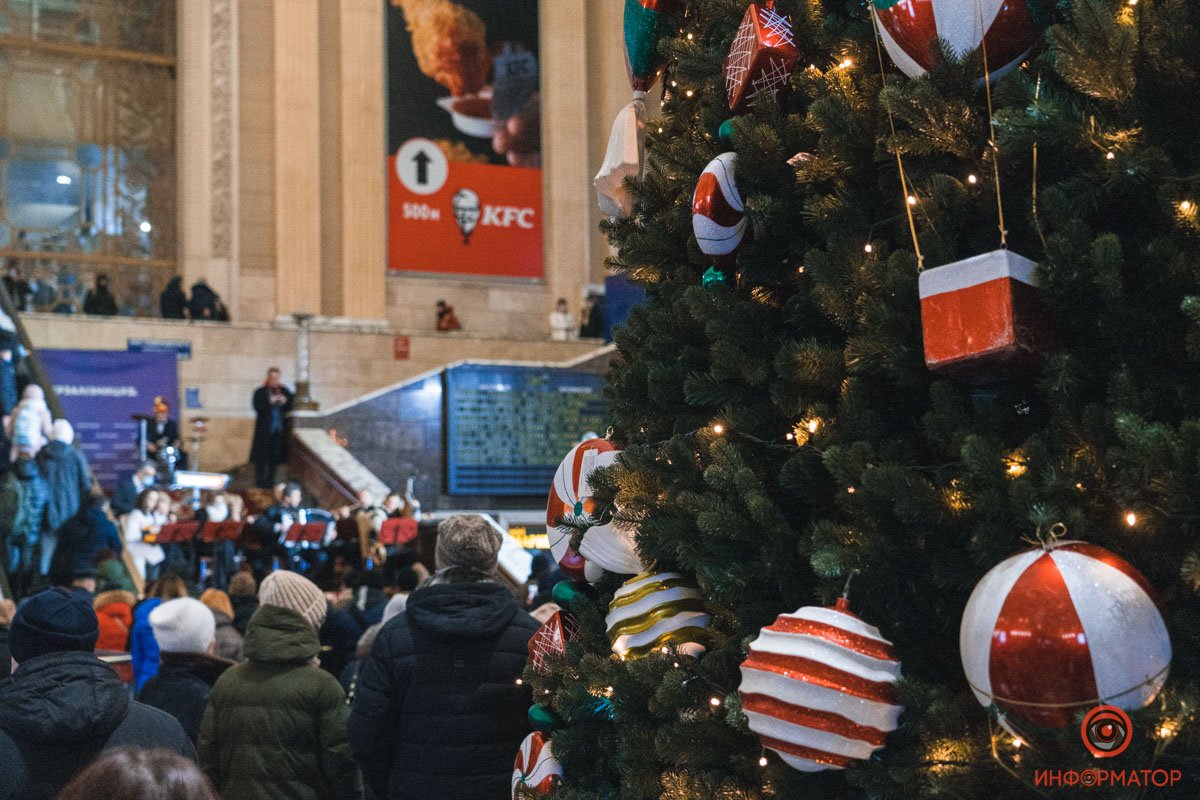 Как выглядит «украденная» ёлка на Центральном вокзале Киева 3